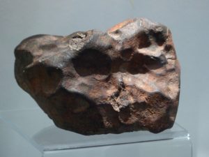 charakteristische schmelzkruste 300x225 - Wie erkenne ich einen Meteoriten?