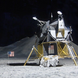 mensch mond 300x300 - Der Mensch hat tatsächlich einen Fuß auf den Mond gesetzt: der Beweis!