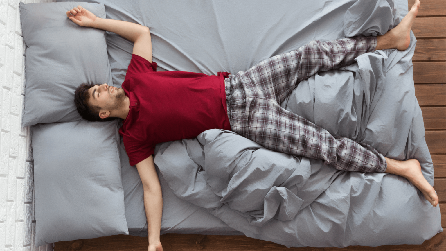 Пижаме ляжет. Человек в кровати. Спящий мужчина в пижаме.