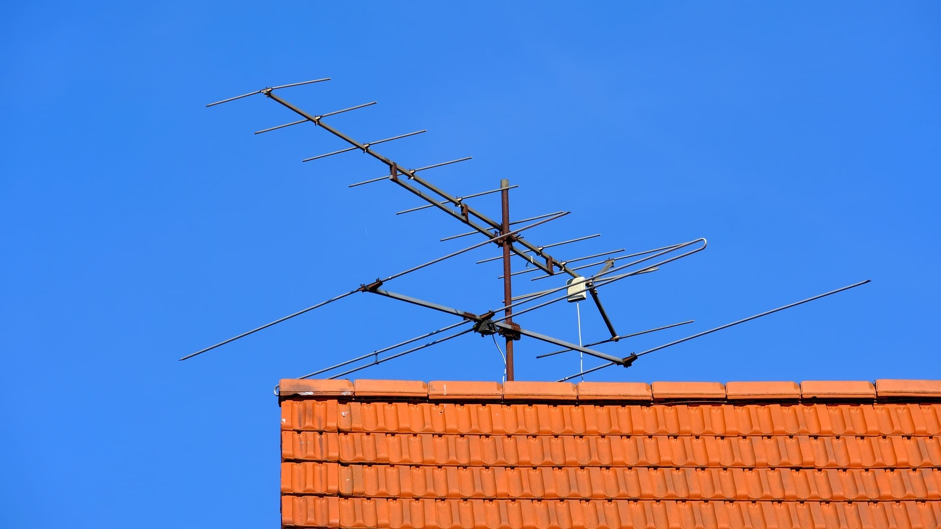 Wie kann man eigentlich DTT mit einer terrestrischen Antenne empfangen?