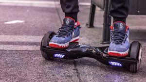 fortbewegungsmittel zukunft hoverboard elektroroller scooter 300x169 - Fortbewegungsmittel der Zukunft: Hoverboard, Elektroroller und Scooter