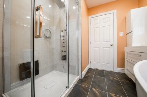 preis badezimmer 300x199 - Wie hoch sind die Kosten für eine Badsanierung?
