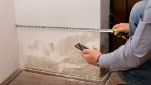 Feuchte Mauern trockenlegen – dabei kommt es auf die richtige Bausanierung an