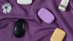 chwarzen schmierseife savon noir 300x169 - Was sind die Vorteile der bekannten schwarzen Schmierseife Savon Noir?