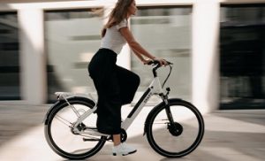 e bikes spass und nutzen auf mittleren strecken 300x182 - E-Mobilität: Der Verkehr der Zukunft?