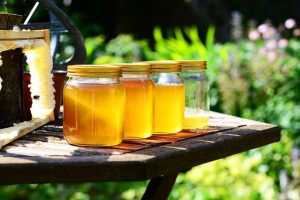 naturlichem honig enthalten 300x200 - Wie kann man natürlichen Bienenhonig von falschem Honig unterscheiden?