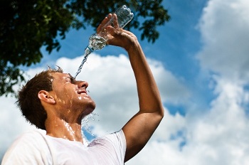 trinken sie beim sport im sommer ausreichend und andauernd - Sport im Sommer: Fit durch die heiße  Jahreszeit