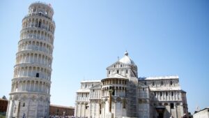 Moderne Arbeiten am Turm von Pisa in Italien