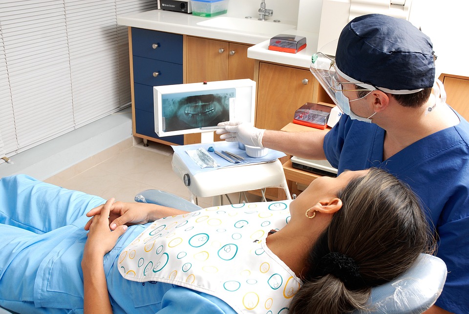 Fast jeder Zweite liegt nicht so entspannt auf dem Zahnarztstuhl. Die meisten Patienten klagen über eine leichte bis schwere Dentophobie.