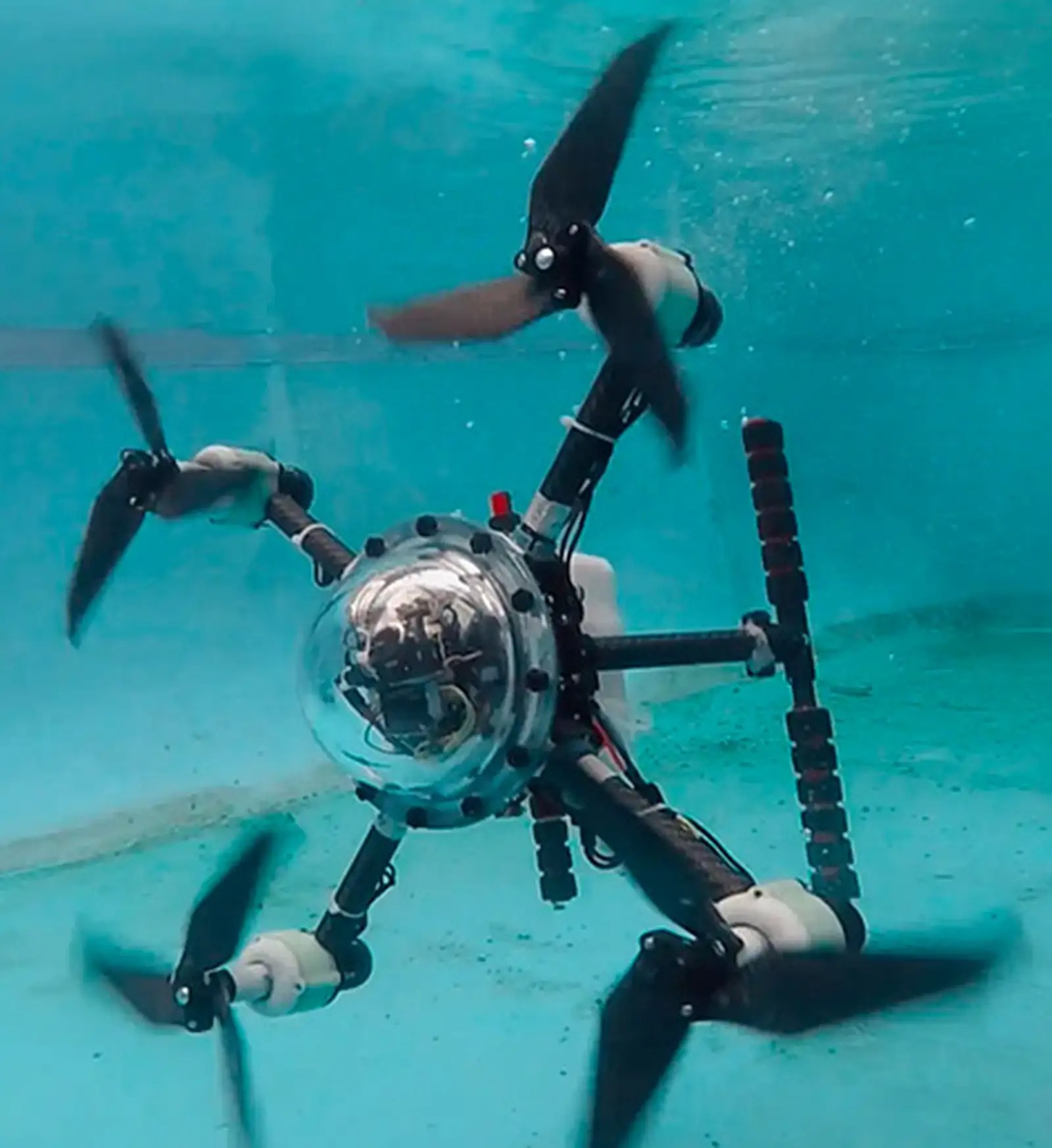 droneaqa - Diese Quadro-Drohne kann fliegen und sich in ein U-Boot verwandeln.