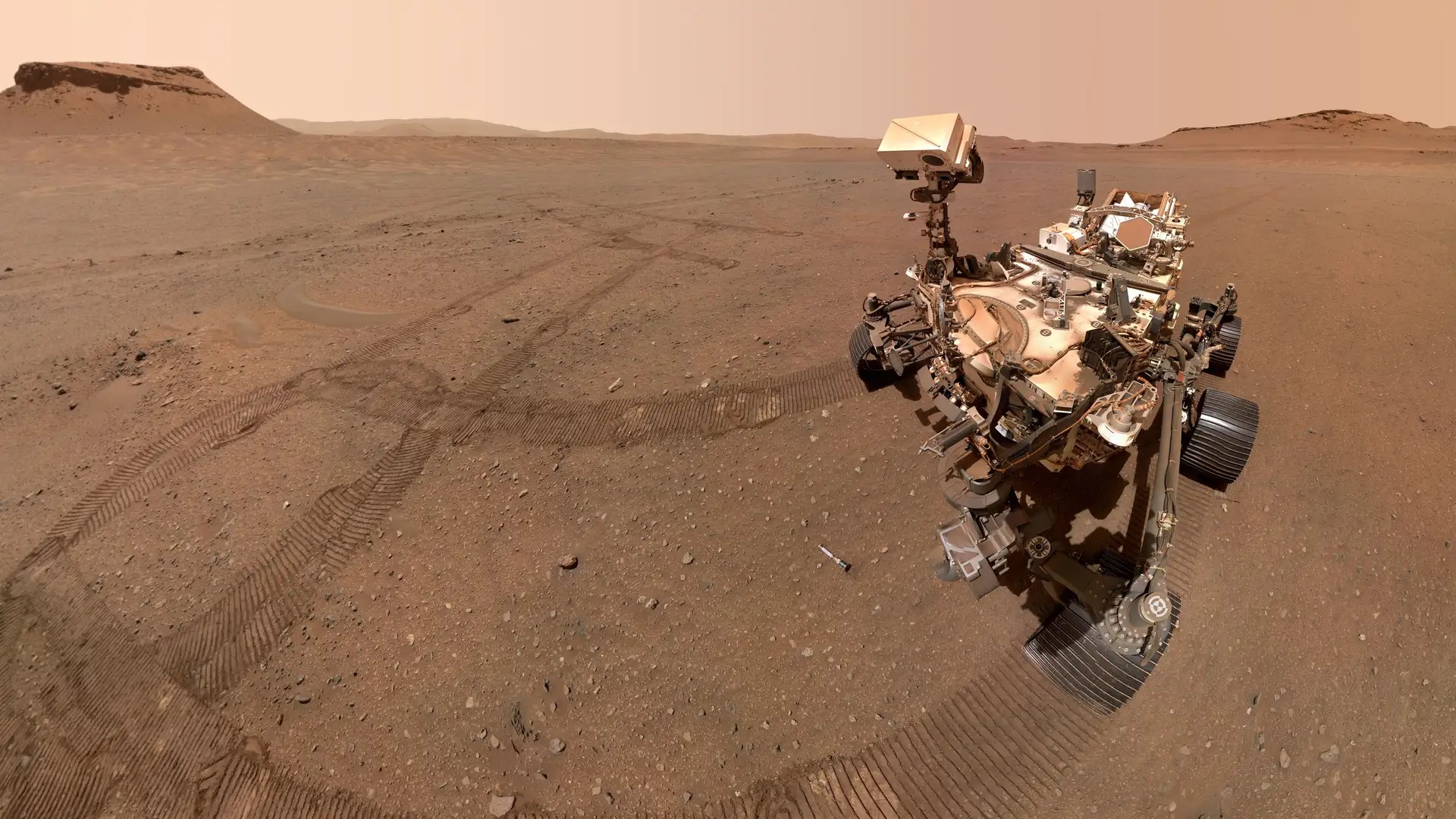 perseverance selfie echantillon - Perseverance betrachtet all die Teströhrchen mit Marsgestein, die er hinter sich gelassen hat.