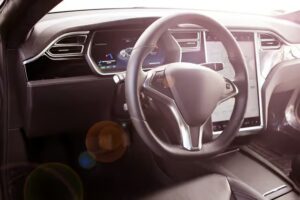 tesla autopilot 01 300x200 - Tesla muss sein als gefährlich eingestuftes System des autonomen Fahrens, korrigieren.