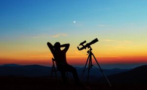conjonction planetes telescope 300x184 - Es ist nicht zu verpassen, wenn sich heute Abend die hellen Planeten Venus und Jupiter nähern.