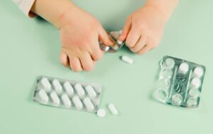 enfant medicament 300x189 - Opioide sind die häufigste Ursache für tödliche Vergiftungen bei Kindern.