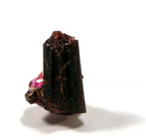 painite 300x287 - Welches ist das seltenste Mineral der Welt?