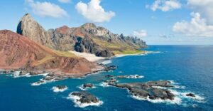 roche plastique ile trindade 300x156 - Auf der abgeschiedenen Insel Trindade wurden aus Plastik bestehende Felsen entdeckt.