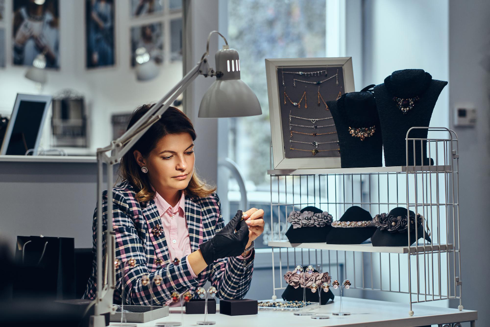 female jewelry worker dressed elegant clothes sitting work table make examination jewelry - Osmium: Rare Seltenheit mit ungeahnten Qualitäten