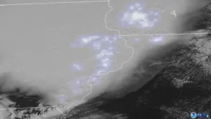 derecho lightning 300x169 - Außergewöhnliches Wetterphänomen: Derecho, eine extrem gewaltige Gewitterlinie.
