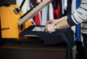 bild1 konstatin shishkin adobe stock 1 300x202 - Der Prozess hinter der Kleidungsproduktion: Von Färben und Drucken bis zur Maßnahme, Zuschnitt und Nähen