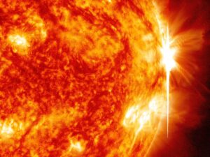 oct 29 304 193 overlay crop 300x225 - Behörden warnen nach der Beobachtung von drei Sonneneruptionen vor möglichen geomagnetischen Stürmen
