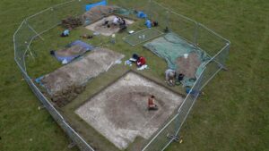 zugczpmwrywlp4x5gemvp8 1200 80 300x169 - 25 über 8000 Jahre alte künstliche Gruben nördlich von London entdeckt