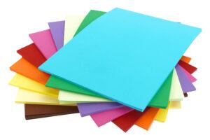 Une ramette de papier coloré dans un comparatif 
