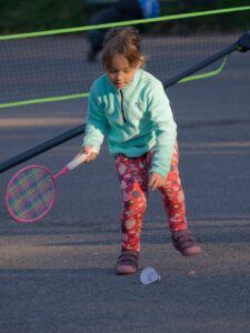 Donner les avantages de raquette de badminton ?