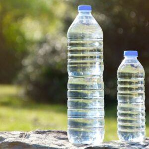 Des bouteilles d'eau dans un comparatif 