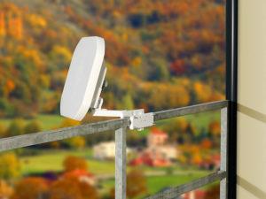 A qui l'utilisation de l'antenne satellite plate est-elle destinée exactement ?