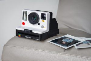 Un appareil photo instantané Polaroid Originals dans un comparatif
