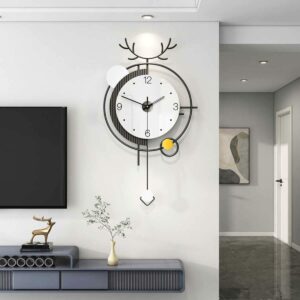 Une horloge murale avec pendule dans un comparatif 